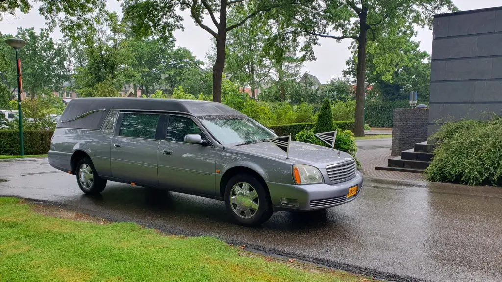 Cadillac grijze rouwauto - foto 1